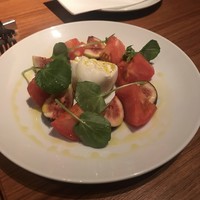 ルバーブ 大名古屋ビルヂング店 - イチジクとモッツァレラチーズのサラダ