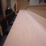 萬み高橋 - 良く手入れが行き届いたカウンター。