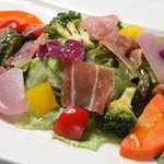 精進×美食 DINING KARMA - パルマ産生ハムのサラダ仕立ては味付けの違う野菜がいっぱい！