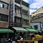 阿成炒飯專賣店 - お店外観、ちょうどトラックが停まってしまい、中の様子は見えないです