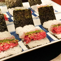 蕃 YORONIKU - ともさんかくと鯛の海苔巻き
