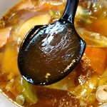 めの娘 - 【2017.12.10(日)】ピリ辛広東めん(並盛・160g)972円のスープ