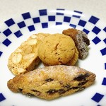 ステラ カデンテ - 満腹のため、小菓子はお持ち帰りm(_ _)m
      翌日、美味しくいただきました❤︎