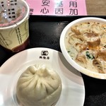 興隆居 - 湯包1個と豆漿、鹹豆漿