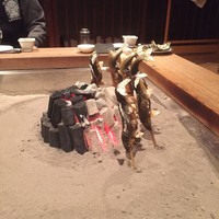 柳家 - 天然鮎〜囲炉裏を囲んで語らいながら焼きあがるのを待ちます
                