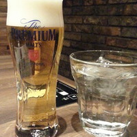 焼肉いのうえ 立川店 - 生ビール(小)はプレミアムモルツがハッピーアワーで200円 お冷やと比較