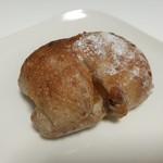 ブーランジュリー パリゴ - たっぷりのりんごとクルミがぎっしり、りんごのプティ・パン194円