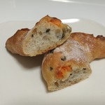 ブーランジュリー パリゴ - カリッと香ばしく味わい深い生地に、ゴロリと入ったチェダーやオリーブのコクが合う！