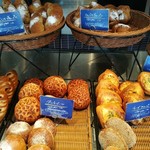 ブーランジュリー パリゴ - 驚くほど具が詰まったプティ・パンは、いちじくや林檎など季節ごとのラインナップが