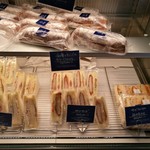 ブーランジュリー パリゴ - 冷蔵コーナーには三角サンドや、新商品のケークブリオッシュも