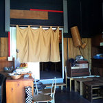 丹行味素 超辺鄙　北新横浜本店 - 入口を入るとこんな感じ。のれんの先が店内