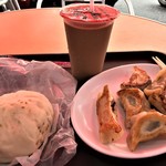 高雄包手 - 料理写真:タロイモまんNT$15≒57円、焼餃子合計NT$24≒91円、 珈琲牛乳NT$20≒76円