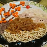 華都飯店 - 前菜　創作が素敵　
      でも左端に何かが足りない、空きスペース
      食いしん坊が写真を撮る前に二切れ摘み食い