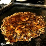やきやき亭 - 作られて出てきます。 基本お好み焼き＋海老トッピング