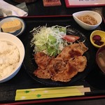 Wanru Mu - 生姜焼き定食