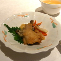 南園 - 鶏手羽先とクラゲとキノコの前菜