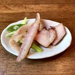 らあめん厨房 どる屋 - イトウのお刺身と焼豚です