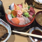 ランチの生ちらし大盛・小鉢・味噌汁付き