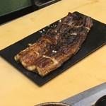 うを徳 - 浜名湖産天然鰻蒲焼はこの迫力、身厚し！