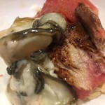 うを徳 - 大間本鮪の炙り大トロ小丼に仙鳳趾生牡蠣を乗せて