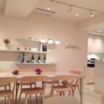 Sghr cafe - 白を基調にしたクリーンな店内