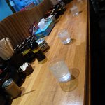 豚の骨 - 今回座ったテーブル席です。 お店に入って真正面に座りました。 この日は遅々に行きましたのでとんこつは売り切れでした。 なのでラッキーにも待ち無しで食べる事ができました。 何名かは帰っていましたから。