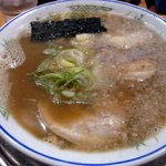 豚の骨 - にぼしラーメン７００円です。 これは私の大好きなスープでした。 にぼしの味がガツーンってきましたね～。 食べ終わった後に少しにがみがありますねって、店主さんと奥さんとお話をさせてもらったんですが、わざ