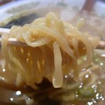 豚の骨 - 麺は かため でお願いしました。 この麺が美味しいんですよね。 一瞬で無くなりました。 この日は替玉１００円もお願いしました。 大満足でしたよ。