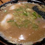 豚の骨 - 豚にぼラーメン７００円です。 最初商品名を聞いたときに豚にぼ？って何って思っていたんですよね。 でも、豚＋にぼしのＷスープだったんですよ。 にぼしとはスープの色が全然違いますよね。