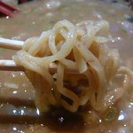 豚の骨 - この麺は普通でお願いしました。 普通でオーダーしても美味しいです。 豚にぼにもバッチリあってました。