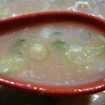 豚の骨 - スープです。 私はとんこつは好きでは無いのですがこのスープは飲めました。 豚にぽ もありかなって。  今回はとんこつラーメンが売り切れでした。 次回は１つはとんこつをオーダーする予定です。 やっぱりこ