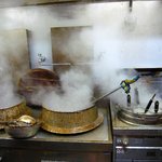 豚の骨 - 正面のカウンターに座るとこの光景が目に飛び込んできます。 迫力満点ですよ。