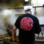 豚の骨 - こんな感じで店主さんや店員さんが機敏な動きで最高のラーメンを作っていきます。 動きが早くって手振れしているように見えますが．．．． カウンターと厨房は至近距離なんです。 そしてこのお店はカウンターしか