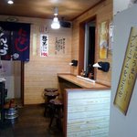 豚の骨 - 店内の風景です。 入口から入って右方向です。 外に向かってのカウンター席です。 閉店後に撮りました。 私が入店したときには満員でした。