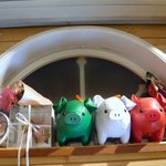 豚の骨 - 入口の上にあるオブジェです。 常連さんでも気づいていない人が沢山いると思います。 この３色のぶたちゃんが可愛いですよね～。 それと左にはこのお店のカップ麺が鎮座しています。   