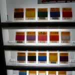 豚の骨 - 入口横にある自動販売機です。 まずはここで食べたい商品を決めて購入します。