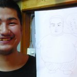 豚の骨 - 【本人許諾済】あれ～。 この人、赤シャツの人に似てるぞ～って。 もしかして、弟さんって。(笑) 実際は違ってましたが。 手に持っているのは似顔絵です。 めっちゃ似ていると思いませんか？ もう、特徴をつ