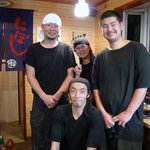 豚の骨 - 【本人許諾済】どうですか？ そっくりでしょ。 もう、笑っちゃいましたよ～。 この皆さんの笑顔を見て下さい。 明るい店内なんですよ。 なんて言うんでしょ。 暖かいんです。 料理が美味しいのは当然なんです