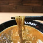 ウェーブの掛かった極細麺
