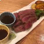 京都石塀小路豆ちゃ - 和牛のステーキ。しっかりと赤身の旨味が際立っています。