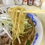 長谷川食堂 - ホルモンラーメン（並）　麺アップ