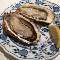 南蛮 銀圓亭 - 殻の蓋を開けただけ(洗わないでと依頼した)の的矢牡蠣は、外套膜が殻に張り付いている。皿はドイツMeißen製
