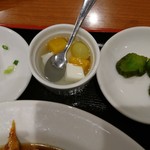 珍味館 - 冷奴と杏仁豆腐と漬物