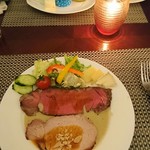 ロビーラウンジ 「マーブルラウンジ」 - ローストビーフとローストポーク
      ローストビーフはお代わりしました(^-^)
      グリーンカレーをソースにしたら、もう１枚いけました(^-^)v