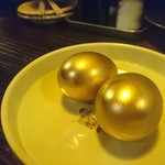 名古屋元気研究所酒場 - お通しは金の薫製玉子
