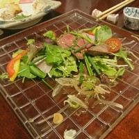 土佐料理 祢保希 赤坂店 - ★★★サラダ 分厚いマグロが乗っててうまかー