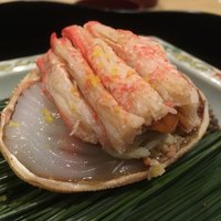 の弥七 - 香箱がに、その下にはカニの身と味噌、さらに雲丹と白いか。