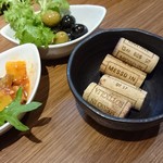 炭火伊酒場とりっとりあ - ワインのコルクが1個1杯分となります