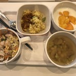 コンフォートホテル - 雑穀ピラフ＋カレーソース、豆と野菜のスープ、チキンと生野菜のサラダ＋ナムルサラダ、ヨーグルト＋マンゴー
