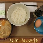 Sweet eggs - 朝ご飯に選んだのはたまごかけごはん+みそ汁(590円)♪
                        卵は山吹って種類だって。綺麗な色〜！
                        卵を解いてご飯にかける。それにたまごかけ醤油をちゃっとかけて♪ ナカナカに美味しい！
                        みそ汁も具沢山☆彡